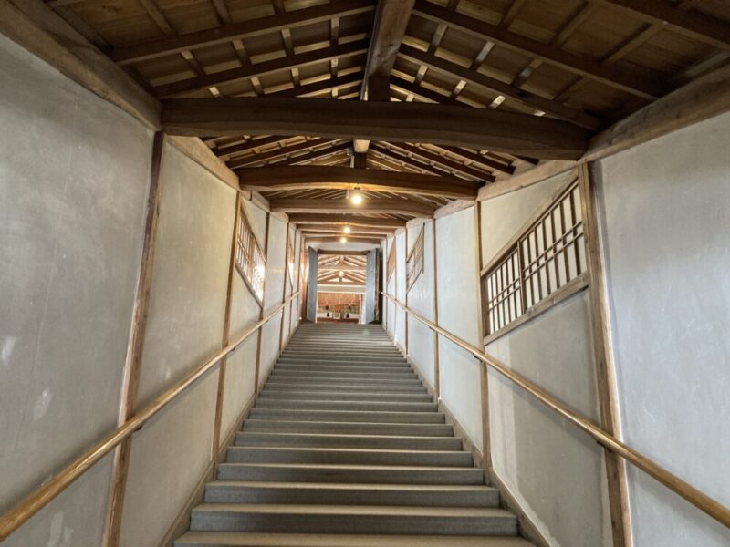 滋賀院門跡内仏殿への階段