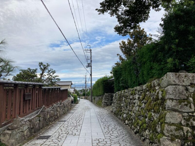 石垣と石畳みのある坂本の町の風景