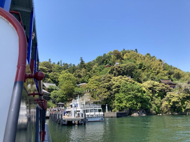 竹生島に近づく観光船