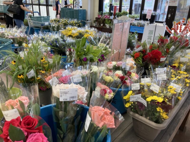 生花売り場に並ぶ花々