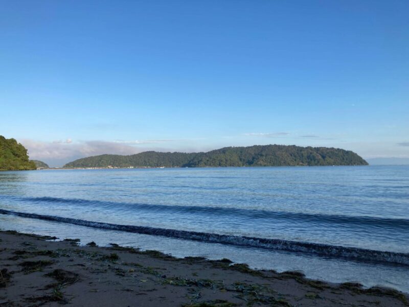 琵琶湖の浜から対岸の沖島をみたところ