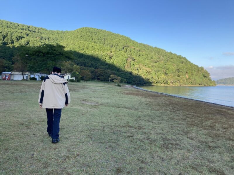 琵琶湖の浜を歩くスタッフさん