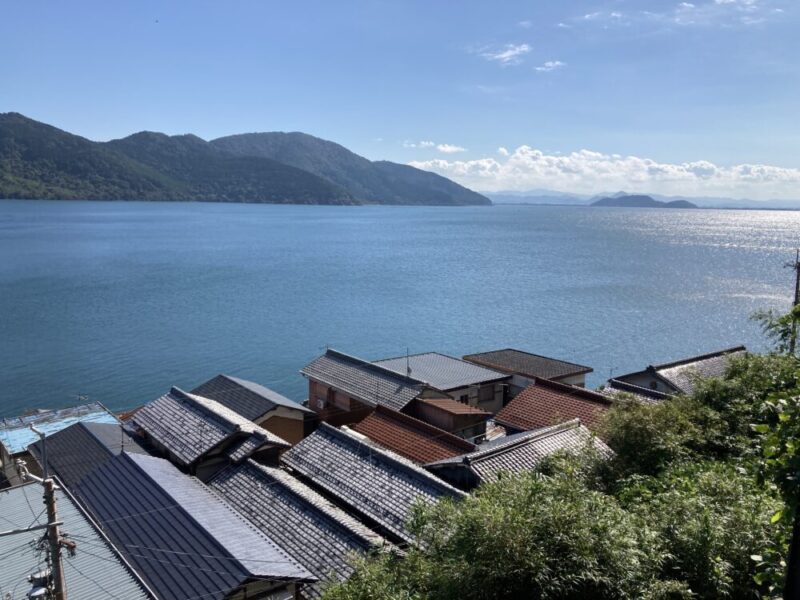奥津嶋神社から眺める琵琶湖と家々の屋根