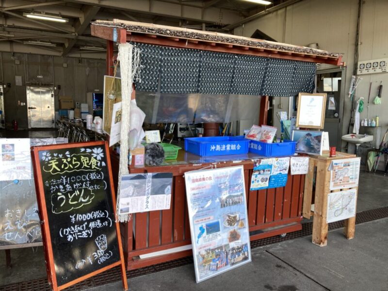 沖島漁業会館のなかにある土産物を売っている屋台