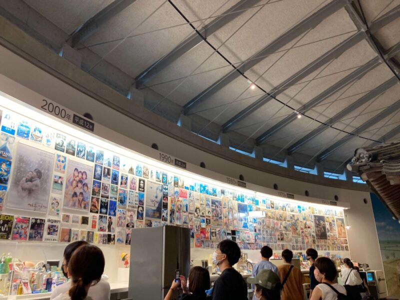 壁際に貼られた昭和の映画ポスターやプロマイド展示